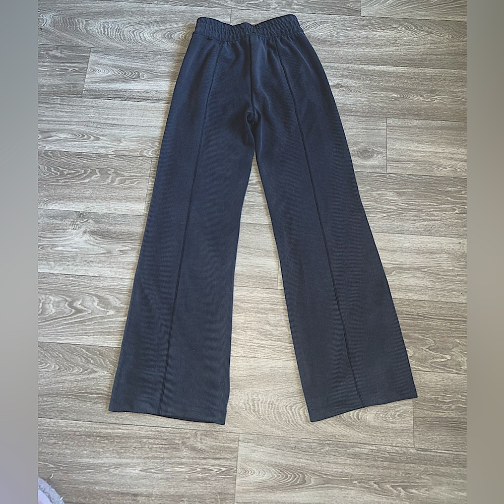 Women’s Lululemon Ribbed wide leg pants size 4
